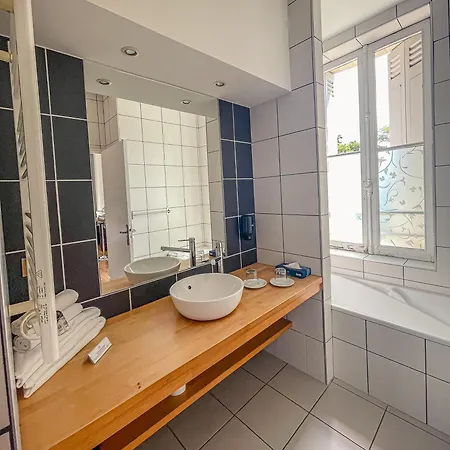 Chateau La Cheze - Bordeaux 3*
