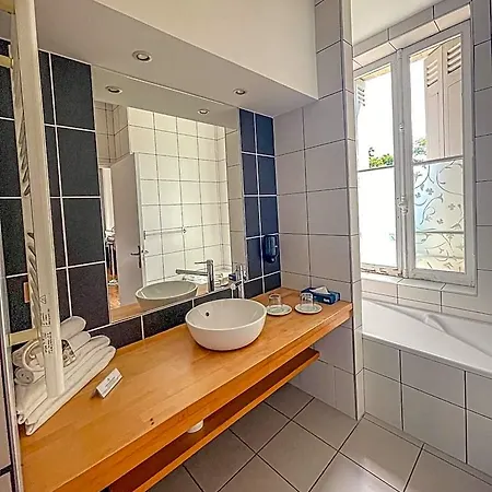 Chateau La Cheze - Bordeaux Otel 3*
